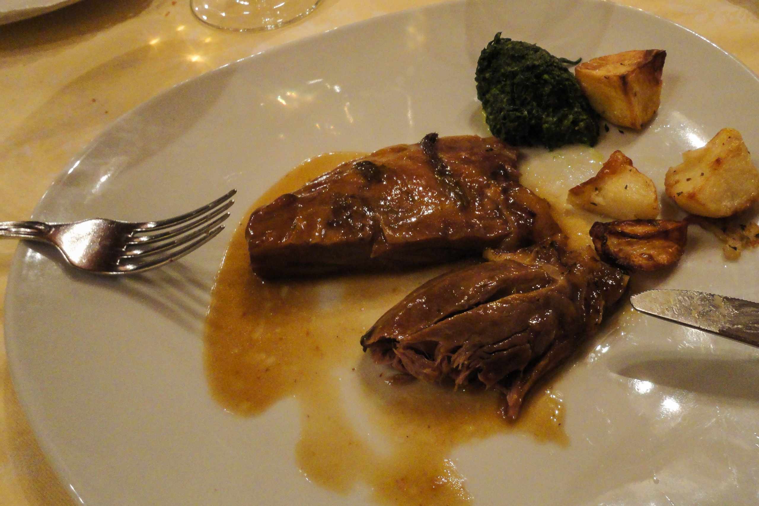 Abendessen in Triest – geschmortes Fleisch mit Kartoffeln und Spinat